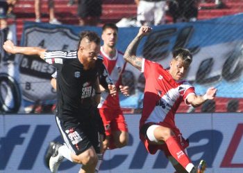Con polémica y sufrimiento, Riestra ganó la final y debutará en Primera
