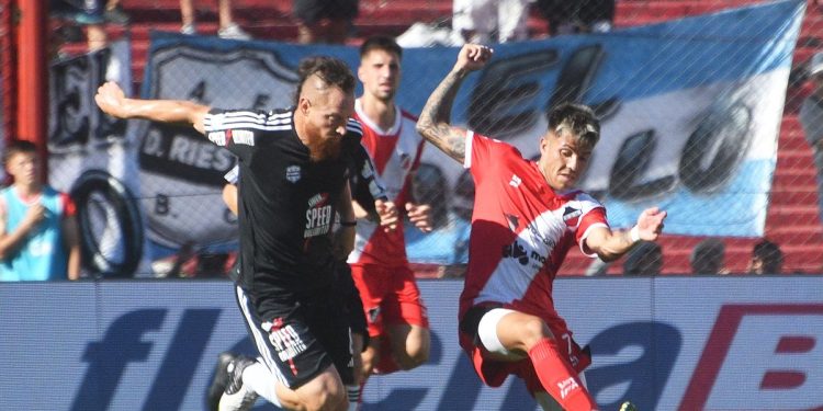 Con polémica y sufrimiento, Riestra ganó la final y debutará en Primera