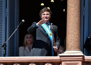 Con reuniones de gabinete diarias, Milei prepara medidas y convoca a los gobernadores