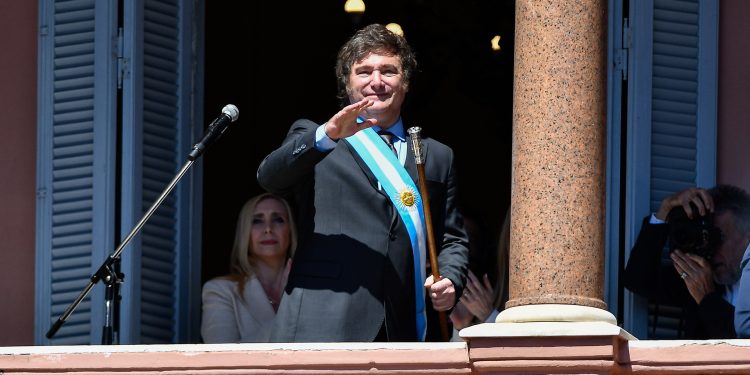 Con reuniones de gabinete diarias, Milei prepara medidas y convoca a los gobernadores