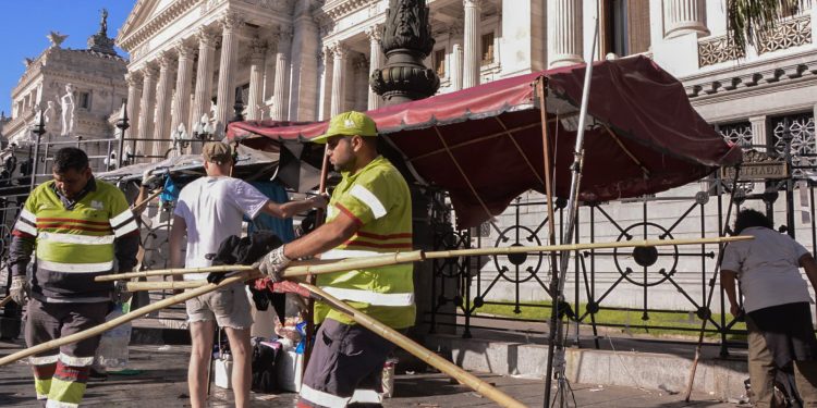 Desalojaron el acampe del Malón de la Paz en la esquina del Congreso