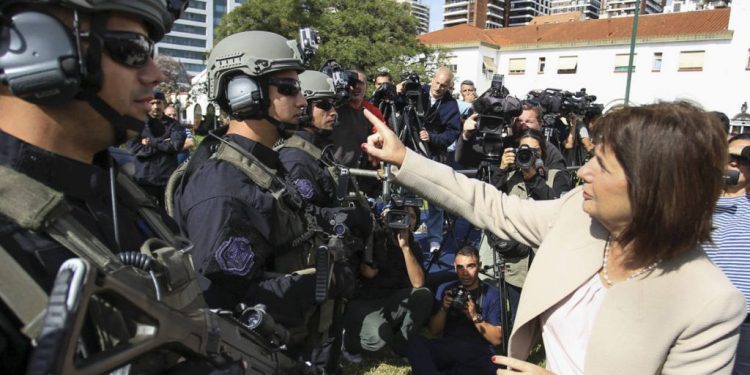 Dura y clara advertencia del CELS a Patricia Bullrich: «Pretende impedir con represión el derecho constitucional de la protesta social»
