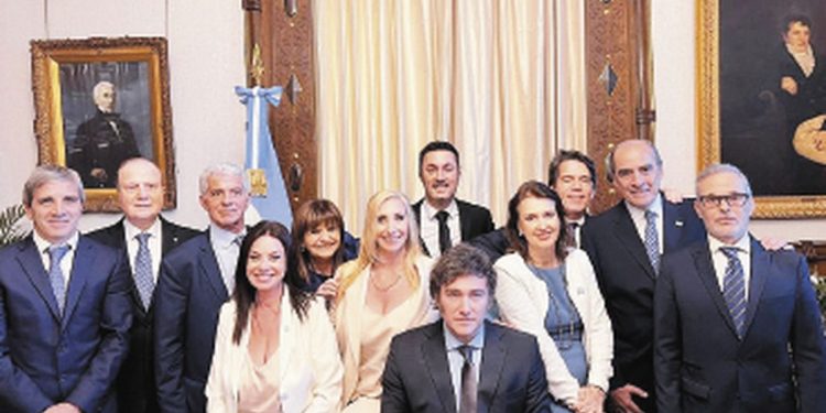El desafío de Milei: acoplar el ajuste de Caputo con la mesa política libertaria