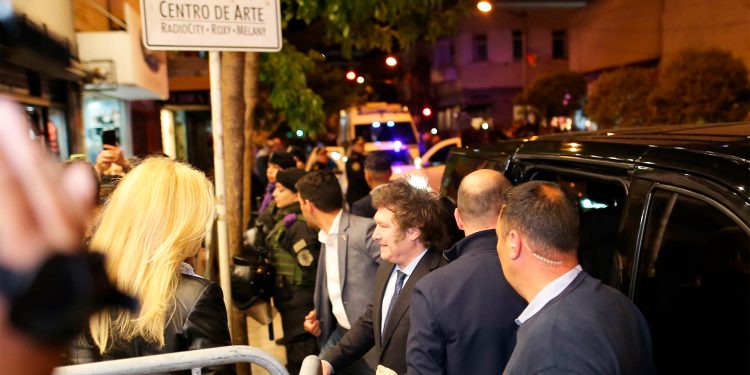 El Gobierno indicó que el pasaje del Presidente fue pagado con fondos propios