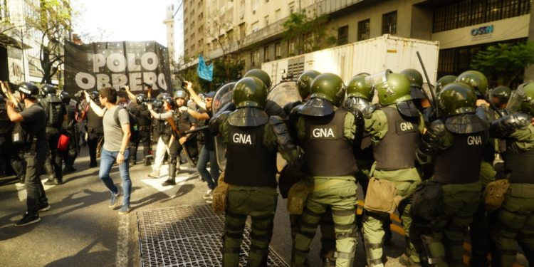 El nuevo proyecto agrava el Código Penal para que los manifestantes puedan ir hasta 4 años presos