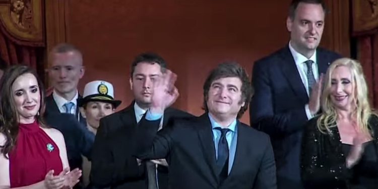 El Presidente celebra su asunción en una función de gala en el Teatro Colón