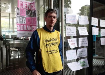 En medio de la incertidumbre por lo que vaya a pasar con Ciencia, becarios del Conicet «abrazaron» al organismo