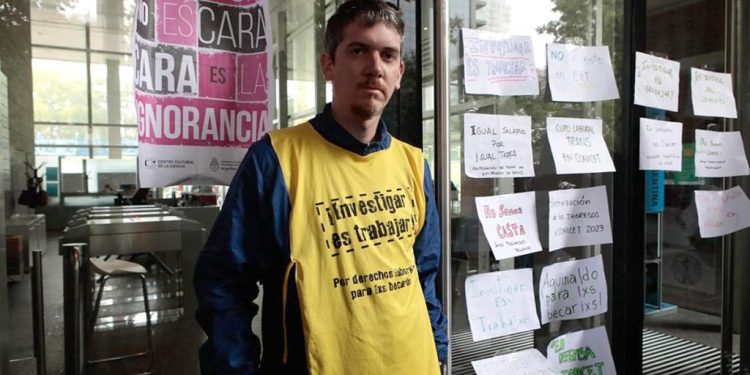 En medio de la incertidumbre por lo que vaya a pasar con Ciencia, becarios del Conicet «abrazaron» al organismo