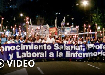 Enfermeros porteños protestaron por su reconocimiento profesional y contra el DNU de Milei