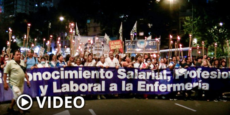 Enfermeros porteños protestaron por su reconocimiento profesional y contra el DNU de Milei