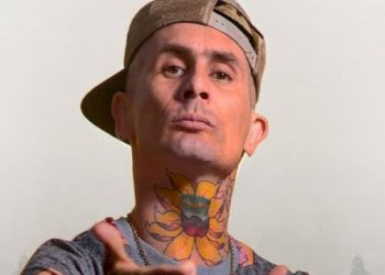 Escándalo con el cantante de Ke Personajes: se peleó con dos jóvenes en la calle