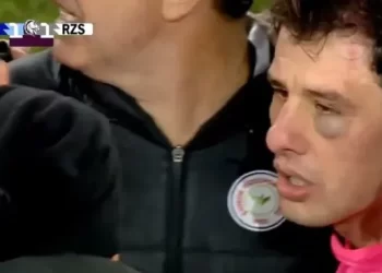 Escándalo en el fútbol de Turquía: noquearon a un árbitro en pleno partido