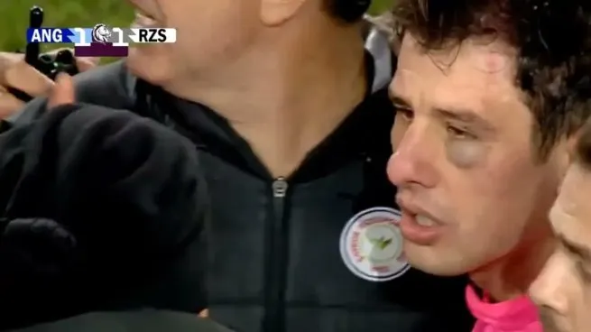 Escándalo en el fútbol de Turquía: noquearon a un árbitro en pleno partido