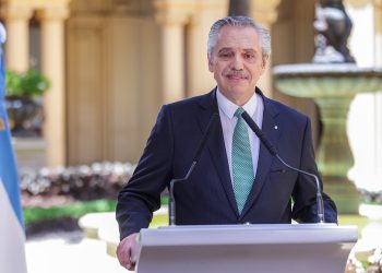 Fernández: “No es razonable pensar en un ajuste que detenga la producción y el consumo”