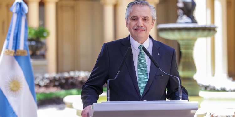 Fernández: “No es razonable pensar en un ajuste que detenga la producción y el consumo”