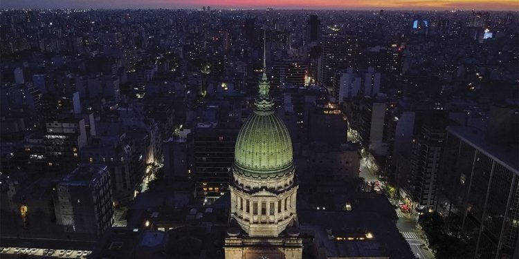 Gobernadores y diputados de UxP rechazan el DNU de Milei: «Le falto decir: la democracia afuera»