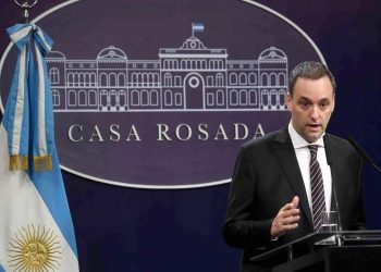 Javier Milei presidente en VIVO: tras la reunión de Gabinete, Milei volvió a saludar desde el balcón de la Casa Rosada