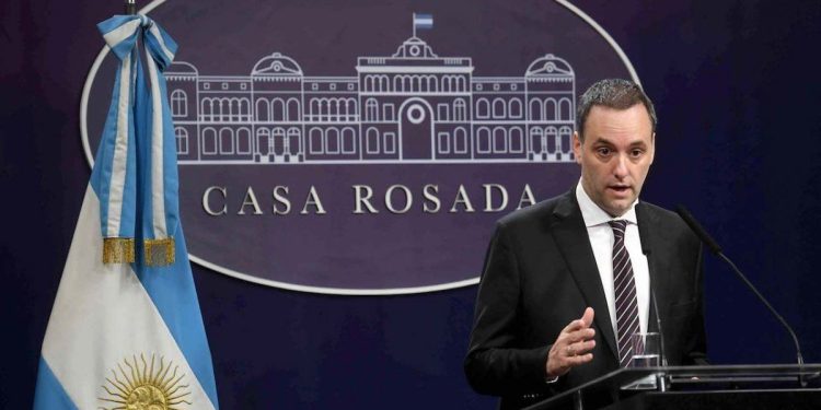 Javier Milei presidente en VIVO: tras la reunión de Gabinete, Milei volvió a saludar desde el balcón de la Casa Rosada