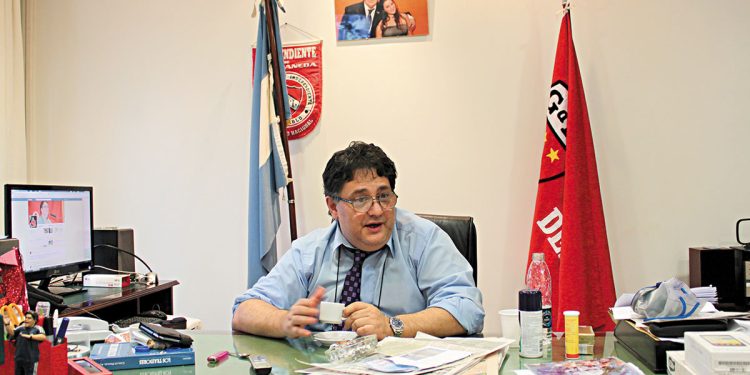 Jorge Rizzo: «La Constitución dice claramente cómo se debe gobernar y no es así»