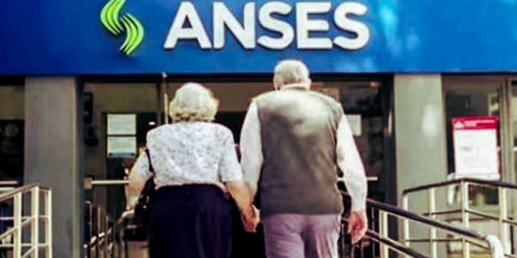 Jubilaciones: derogar la ley de movilidad, aumentos por decreto y pasar los 76 mil millones de dólares del FGS al Tesoro Nacional