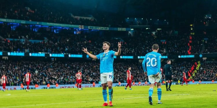 Julián Álvarez volvió a marcar y el Manchester City sigue prendido