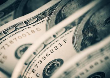 La cotización del dólar oficial pegó un salto de $21,5 y cerró en $400,5