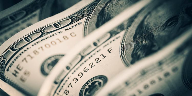 La cotización del dólar oficial pegó un salto de $21,5 y cerró en $400,5