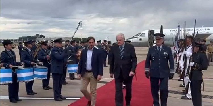 Lacalle Pou viajó a Argentina para participar de la asunción de Javier Milei