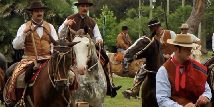 Las fiestas en el último finde largo del año: gauchos, cervezas, durazno y cordero