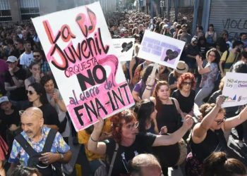 Marcha en Buenos Aires contra el cierre del Fondo Nacional de las Artes y el recorte a la cultura
