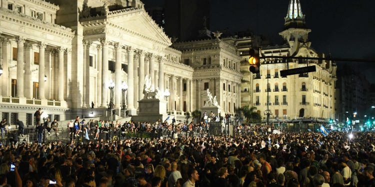 Masiva convocatoria en Plaza Congreso en rechazo al DNU del gobierno de Milei