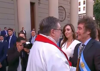 Milei encabeza ceremonia interreligiosa en la Catedral porteña con el arzobispo García Cuerva