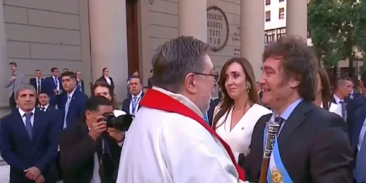 Milei encabeza ceremonia interreligiosa en la Catedral porteña con el arzobispo García Cuerva
