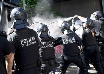 Organizaciones sociales llegaron a Plaza de Mayo tras empujones y tensión con la policía