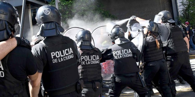Organizaciones sociales llegaron a Plaza de Mayo tras empujones y tensión con la policía