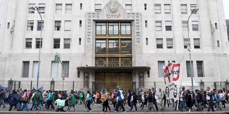 Organizaciones sociales, políticas y gremiales definen detalles de la protesta