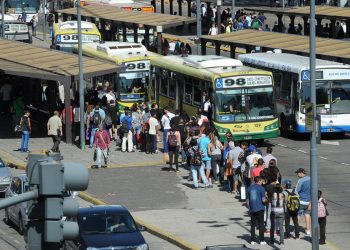 Otro día de larga espera en las paradas de colectivos por quite de frecuencias: «si sacan los subsidios no vamos a poder viajar»