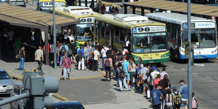 Otro día de larga espera en las paradas de colectivos por quite de frecuencias: «si sacan los subsidios no vamos a poder viajar»