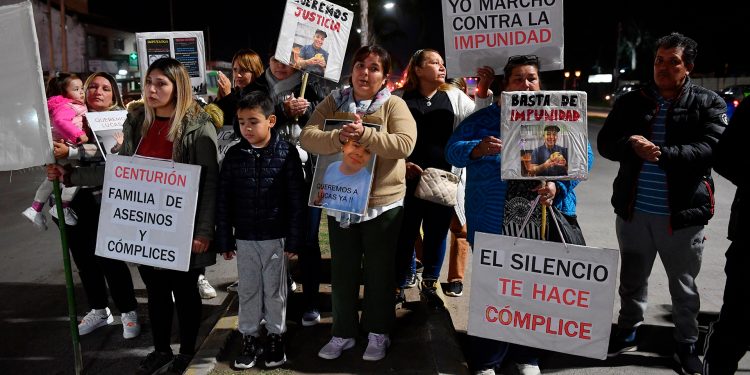 Piden juicio para un comisario y dos jóvenes por la desaparición de Lucas y Lautaro