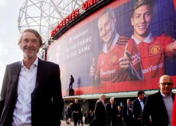 ¿Quién es el multimillonario que compró 25% del Manchester United y planea remodelar Old Trafford?