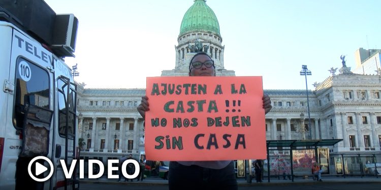 Realizaron en el Congreso un “colchonazo” de protesta “contra el ajuste al pueblo”