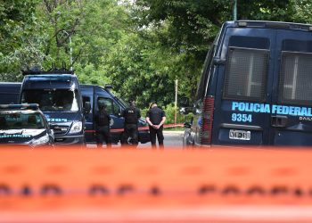 Robo y tiroteo en Villa Pueyrredón: un policía y un ladrón heridos, dos detenidos