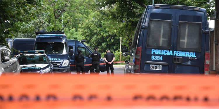 Robo y tiroteo en Villa Pueyrredón: un policía y un ladrón heridos, dos detenidos