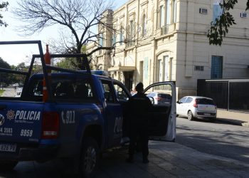 Se entregó la hija de la esposa del jefe de Los Monos acusada de quedarse con un comercio