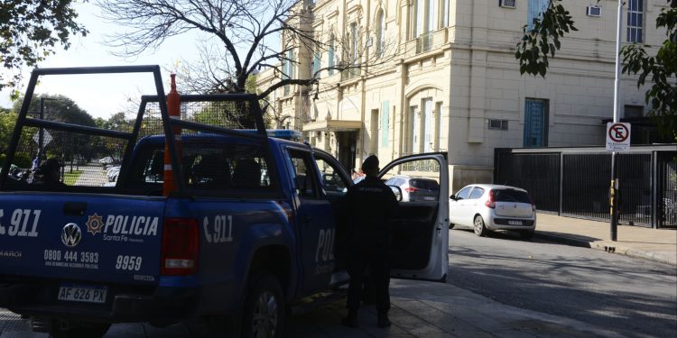 Se entregó la hija de la esposa del jefe de Los Monos acusada de quedarse con un comercio