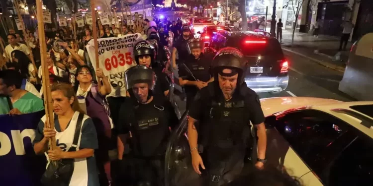 Segundo día de cacerolazos en el Congreso: agrupaciones y autoconvocados se movilizaron contra el DNU