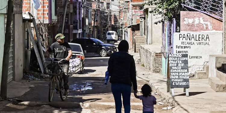 Sin programas sociales, la pobreza e indigencia subirían casi cinco puntos