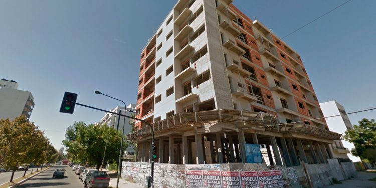 Una adolescente de 15 años fue golpeada y arrojada desde un balcón por su pareja, de 24