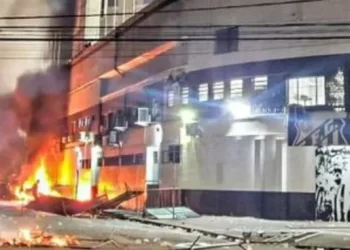 Video: hinchas de Santos provocaron destrozos e incendiaron micros y autos por el descenso