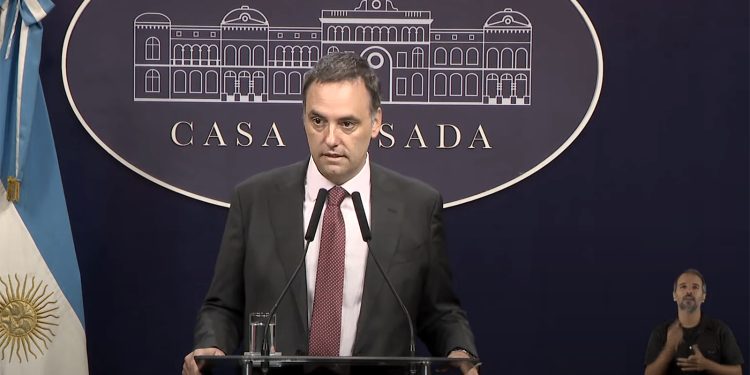 Adorni: el Gobierno descontará el día a los estatales que paren el 24